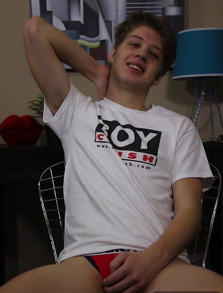 年輕小夥 Alexander Grahamson 裸體擺造型，秀出性感臀部