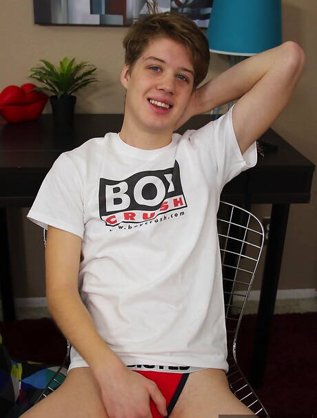 年輕小夥 Alexander Grahamson 裸體擺造型，秀出性感臀部