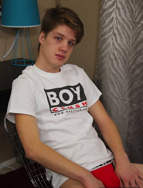 年輕小夥 Alexander Grahamson 裸體擺造型，秀出性感臀部