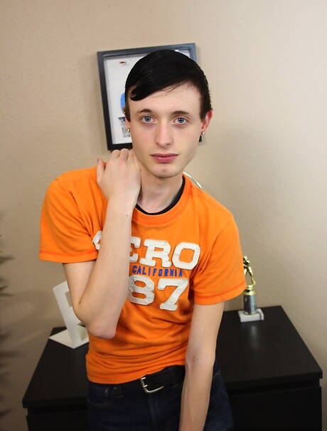 Gorąca amerykańska cipka Carmen Delano masturbuje się zabawką