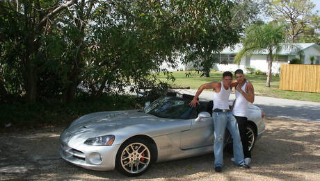 Die sexy Typen Sebastian Young, Dani Jo und Taz haben heißen Dreier-Sex im Freien