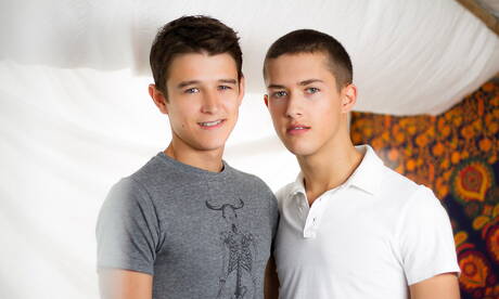 Les sympathiques copains américains, le jeune garçon Evan Parker et le jeune mec Sean Ford font l