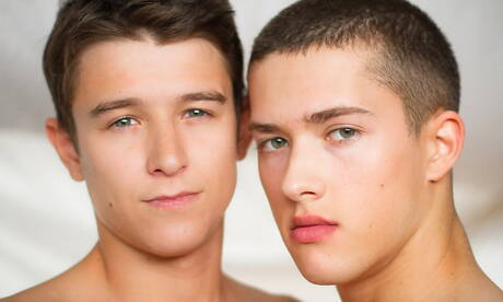 Les sympathiques copains américains, le jeune garçon Evan Parker et le jeune mec Sean Ford font l