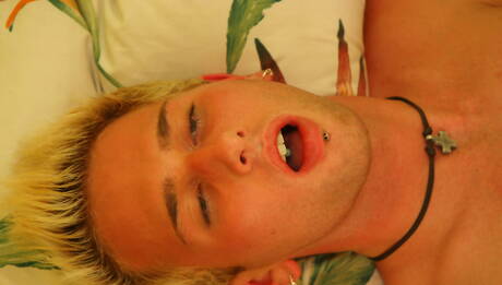 O jovem americano Jarett Fox e o jovem Jayden Holloway fazem sexo anal