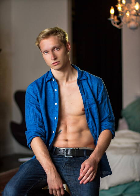 Helix Studios: American beefy Max Carter and pretty boy Corey King have anal sex outdoor