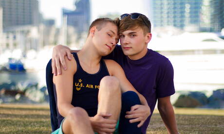 Mili amerykańscy chłopcy, młody chłopak Noah White i siłacz Finn Carson uprawiają gorący seks na zewnątrz