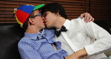 Ebony superstud Scott Alexander en jonge Skyler Evans neuken kont na het zuigen van een lul