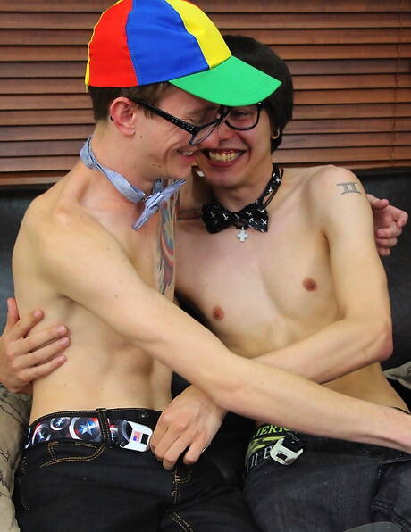 Ebony superstud Scott Alexander en jonge Skyler Evans neuken kont na het zuigen van een lul