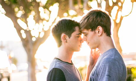 漂亮的美國男孩年輕男孩Grayson Lange和年輕Alex Killborn在戶外互相撞擊