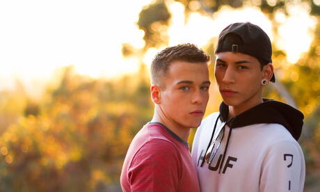 Der heiße amerikanische Twink Brad Chase und der heiße lateinamerikanische Twink Aiden Garcia ficken in den Arsch, nachdem sie draußen einen Schwanz gelutscht haben