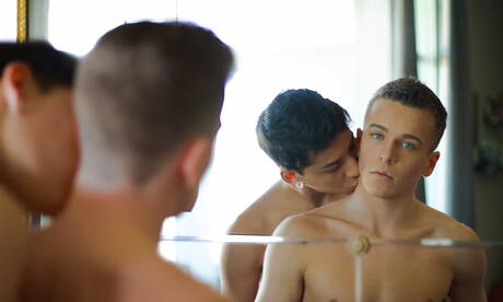 Der heiße amerikanische Twink Brad Chase und der heiße lateinamerikanische Twink Aiden Garcia ficken in den Arsch, nachdem sie draußen einen Schwanz gelutscht haben