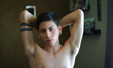 Der heiße amerikanische Twink Brad Chase und der heiße lateinamerikanische Twink Aiden Garcia ficken in den Arsch, nachdem sie draußen einen Schwanz gelutscht haben