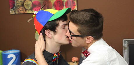 O twink americano Jasper Robinson e o lindo garoto Ryan Daley fazendo sexo anal