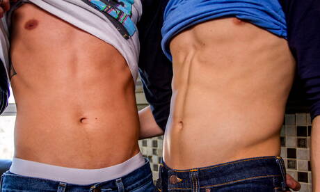 Der amerikanische Schönling Evan Parker und der junge Latino Aiden Garcia vögeln einen Arsch