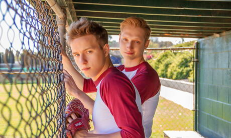 Les beaux garçons américains Max Carter et le minet chaud Noah White ont une scène de couple torride en extérieur