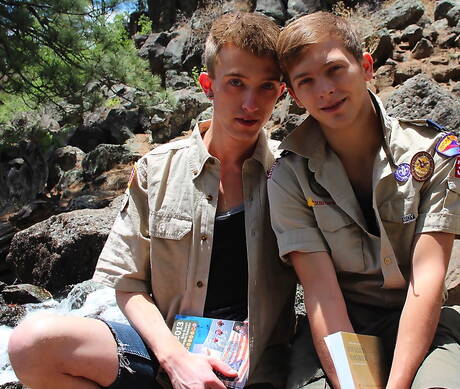 Zwei amerikanische Jungs, der junge Tanner Sharp und der junge Ryker Madison, haben draußen harten Analsex