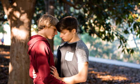 Der junge Amerikaner Jessie Montgomery und der Muskelprotz Kaleb Marshall ficken sich in den Arsch, nachdem sie draußen einen Schwanz gelutscht haben