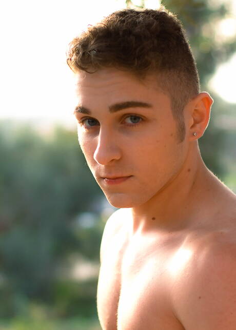 Il muscoloso americano Calvin Banks gioca con il suo cazzo fuori