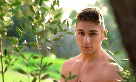 Il muscoloso americano Calvin Banks gioca con il suo cazzo fuori