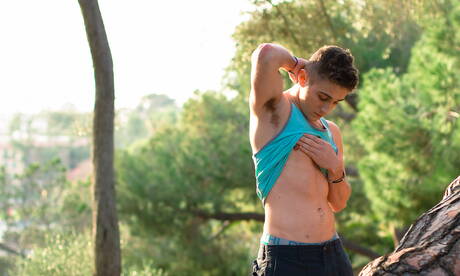 Il muscoloso americano Calvin Banks gioca con il suo cazzo fuori