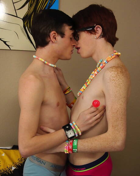 Muskularny Elijah Young i gorący amerykański twink Carmen Delano w gorącej homoseksualnej akcji