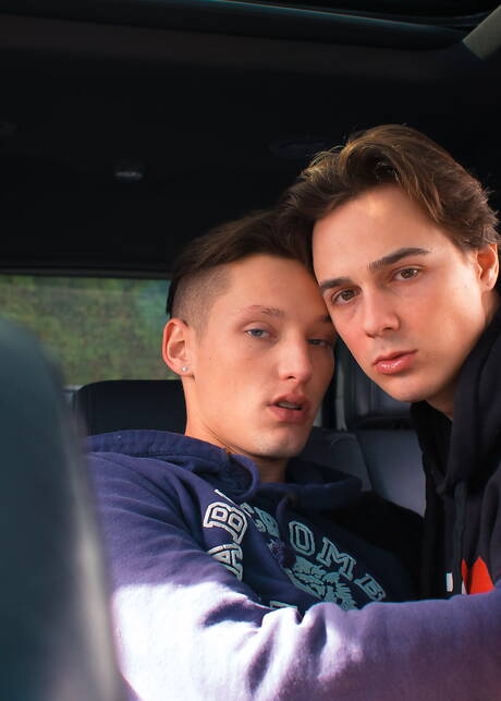 Leuke Amerikaanse vrienden, knappe jongen Casey Tanner en goed gebouwde Justin Owen hebben goede anale seks