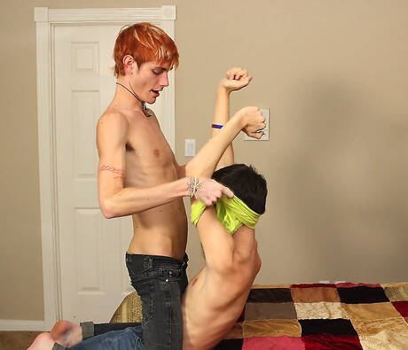 Le jeune Preston Andrews et le jeune Conner Bradley baisent le cul après avoir sucé une bite