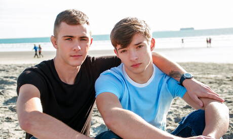 Helix Studios: American pretty boy Kody Knight and beefcake Kaleb Marshall have a good sex with fisting on beach
