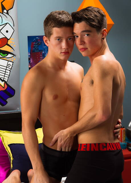 Les Américains sexy, le beau gosse Tyler Hill et le minet Jackson Clark ont des relations sexuelles anales en extérieur