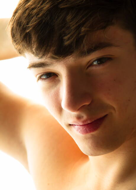 El musculoso Kaleb Marshall masturbándose