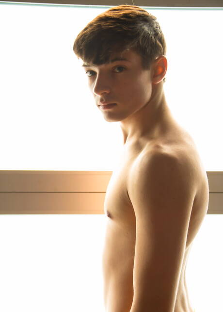 El musculoso Kaleb Marshall masturbándose