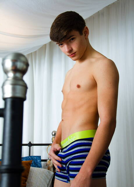 El musculoso Kaleb Marshall masturbándose