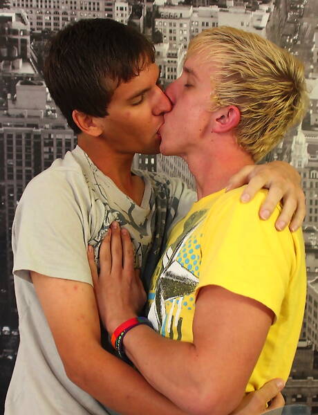 Twink Jordan Ashton 和帥哥 Taylor Tudor 展現完美身材