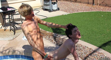 De jonge Noah Carlisle en de jonge Liam Summers hebben hete seks in het zwembad