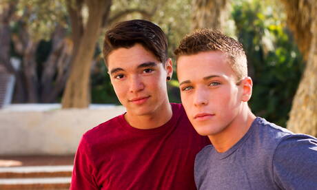 素敵なアメリカ人の男の子、かわいい男の子のブラッド・チェイスとかわいい男の子のジャクソン・クラークが屋外でお互いを吸ったりファックしたりしている