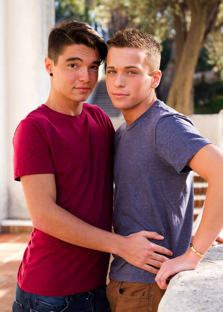 素敵なアメリカ人の男の子、かわいい男の子のブラッド・チェイスとかわいい男の子のジャクソン・クラークが屋外でお互いを吸ったりファックしたりしている