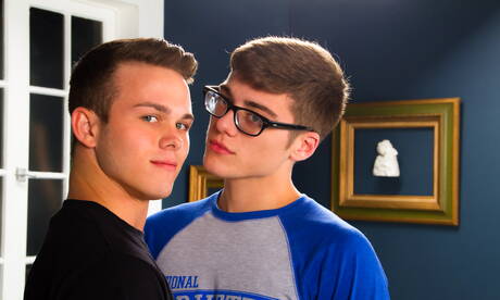 Die hübschen amerikanischen Superhengste Blake Mitchell und der starke Mann Elliott Grey ficken sich in den Arsch, nachdem sie draußen einen Schwanz gelutscht haben