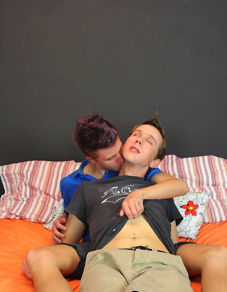 Young dude Tommie Reed and young dude Chad Hollywood fuck ass after sucking cock