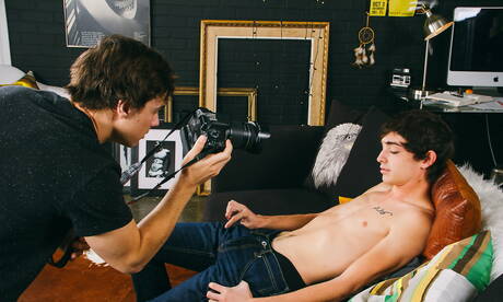 Dois caras americanos, o lindo Grayson Lange e o gostosão Justin Owen, chupando e transando com o punho