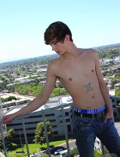 American beautiful boy Dakota White and twink Elijah Young fuck ass after sucking dick outdoor