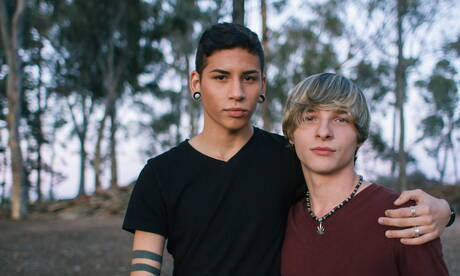 Der amerikanische Schönling Jessie Montgomery und der lateinamerikanische Schönling Aiden Garcia ficken sich in den Arsch, nachdem sie im Freien geblasen haben