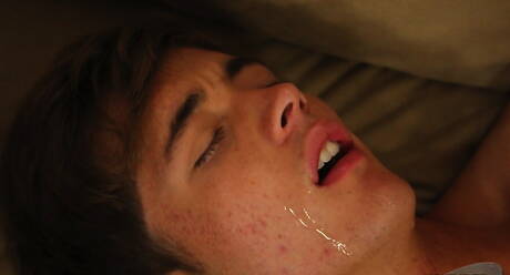 El jovencito estadounidense Andy Kay y el guapo Zack Love en una escena homosexual caliente en la piscina