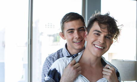 兩個美國男孩，漂亮男孩安迪泰勒和年輕人科迪奈特互相愛著