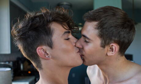 兩個美國男孩，漂亮男孩安迪泰勒和年輕人科迪奈特互相愛著