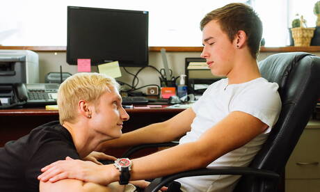 Dos estadounidenses, el cachas Max Carter y el guapo Troy Ryan, se follan el culo con el puño.