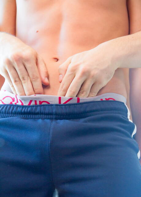 Mili amerykańscy chłopcy, superstudent Tyler Hill i umięśniony Justin Owen w gorącej akcji ruchania w tyłek