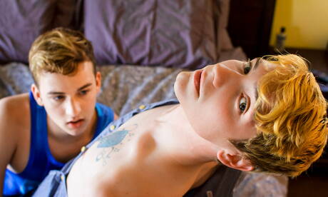 Hete Amerikaanse twink Josh Bensan en jonge kerel Bastian Hart hebben goede seks