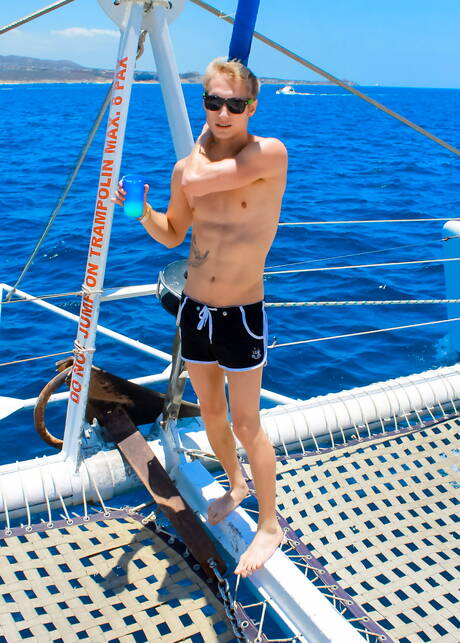 無恥的 Max Carter、Luke Allen 和 Kyle Ross 在泳池邊進行熱辣三人肛交