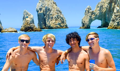 無恥的 Max Carter、Luke Allen 和 Kyle Ross 在泳池邊進行熱辣三人肛交