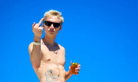 無恥的 Max Carter、Luke Allen 和 Kyle Ross 在泳池邊進行熱辣三人肛交